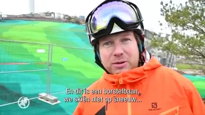 Skiën vanaf een grote afvalberg zonder ook maar een vlokje sneeuw