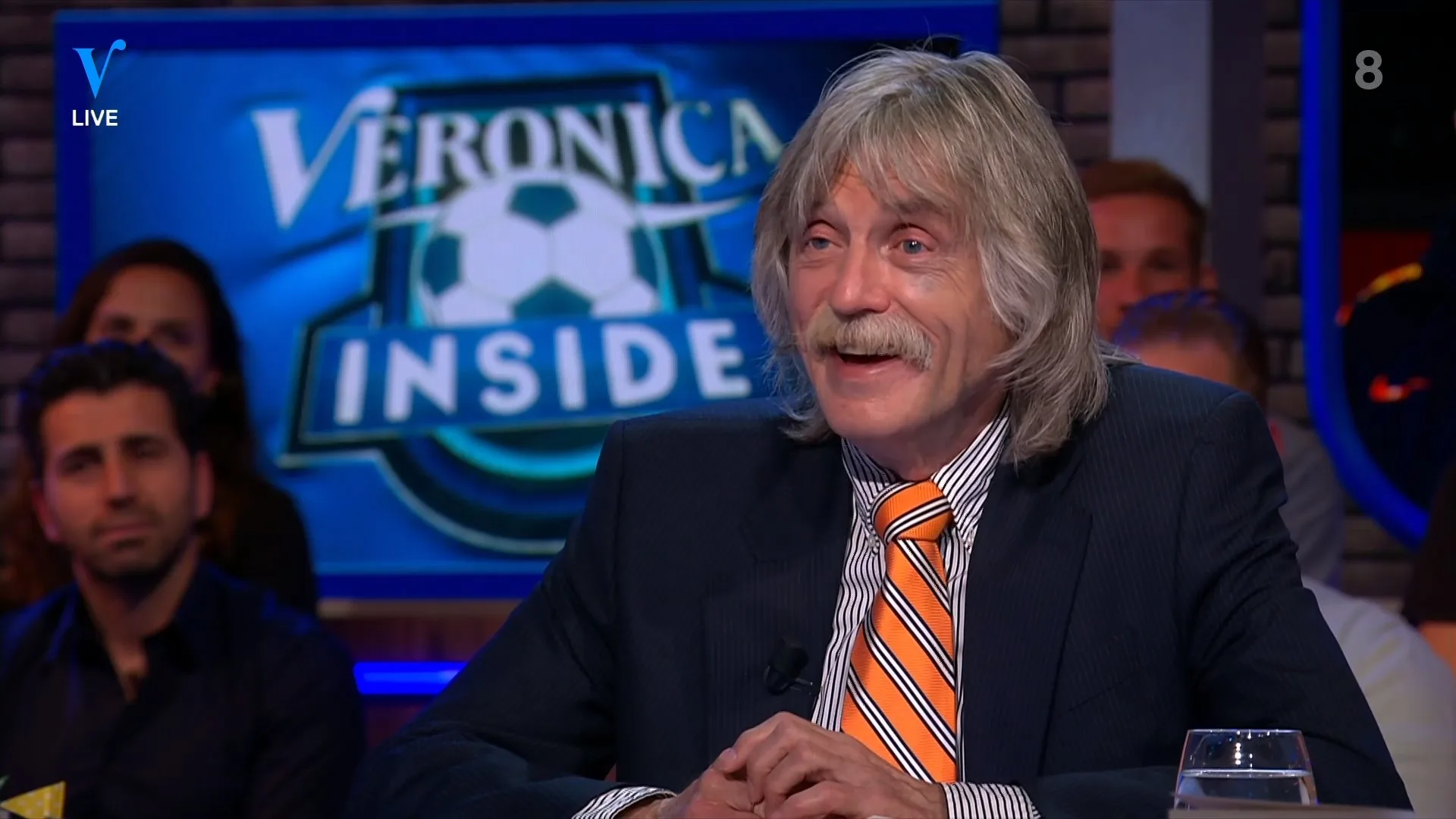 Bavaria Zo. moment: Scheidsrechter werkt bal binnen!