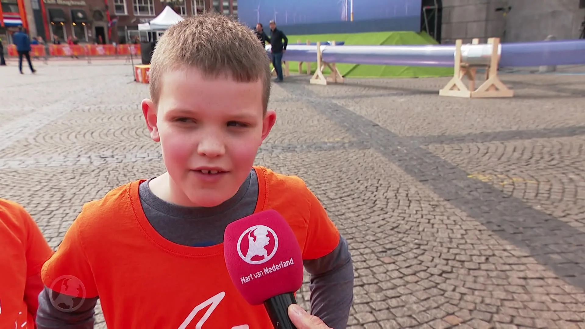 Aardbevingsslachtoffers ontmoeten de koning