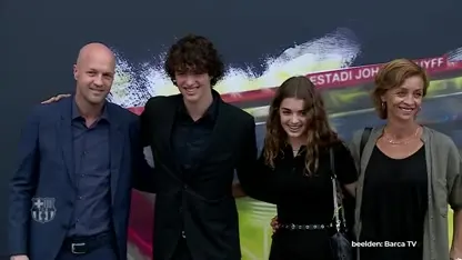 Jordi Cruijff trapt eerste bal in 'Estadi Johan Cruyff' te Barcelona