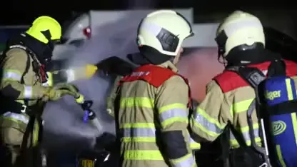 Veertien voertuigen in vlammen op bij brand bij autobedrijf