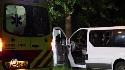 Bizar: Automobilist in Denekamp krijgt al rijdend stenen door raam