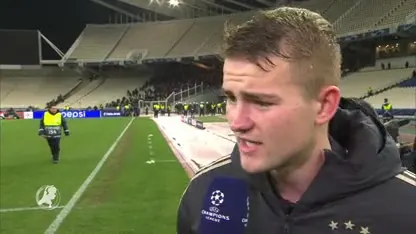 Acht fans Ajax gewond door vuurwerk en hard optreden van de Griekse politie