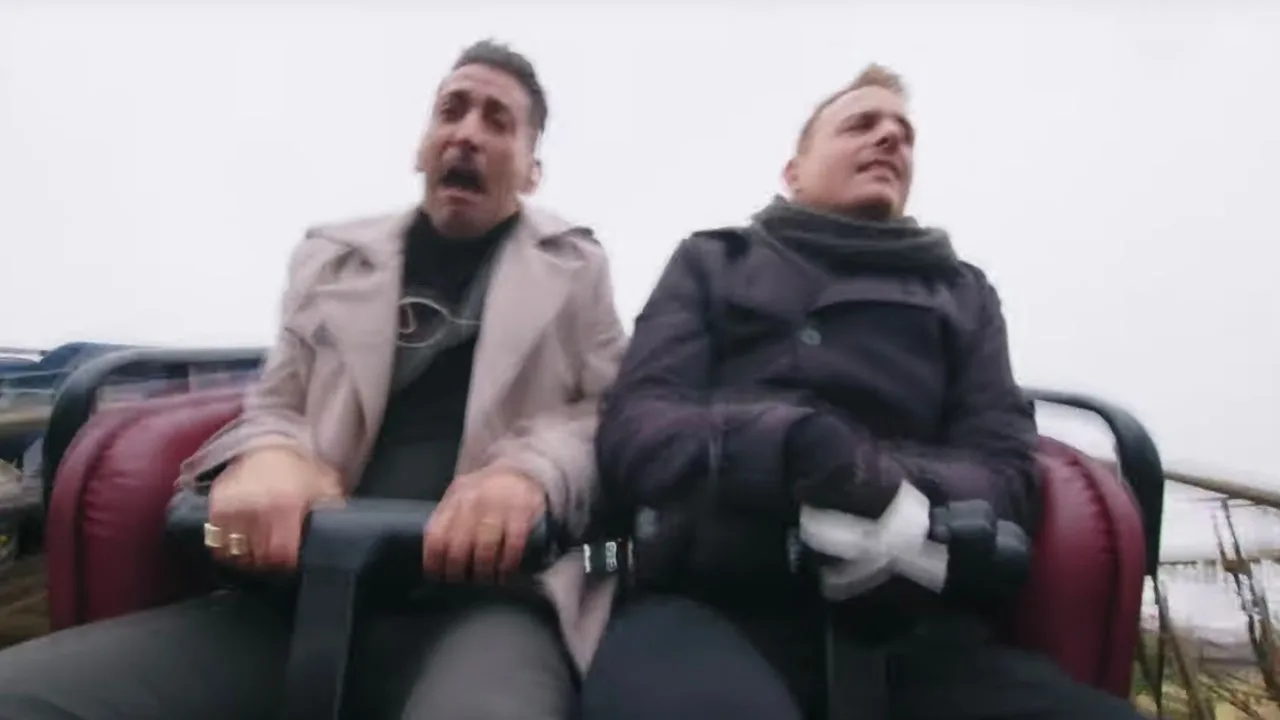 Danny Vera zingt Roller Coaster in roller coaster