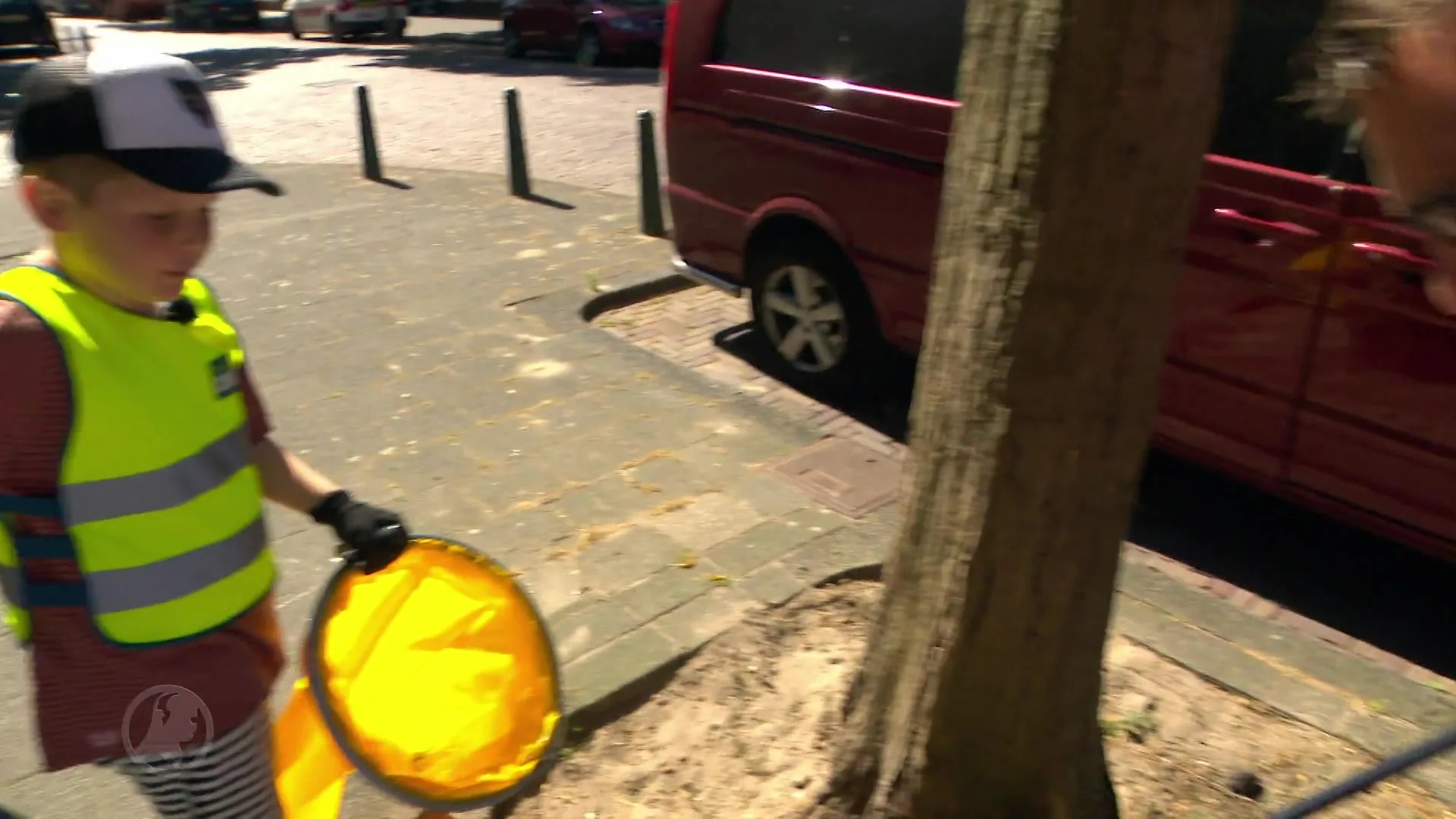 Sven (8) is de schoonmaakheld van Den Haag