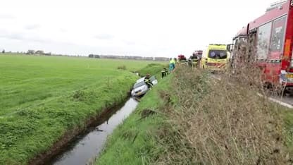 Hoogbejaarde vrouw zit achttien uur vast in half in de sloot gereden auto