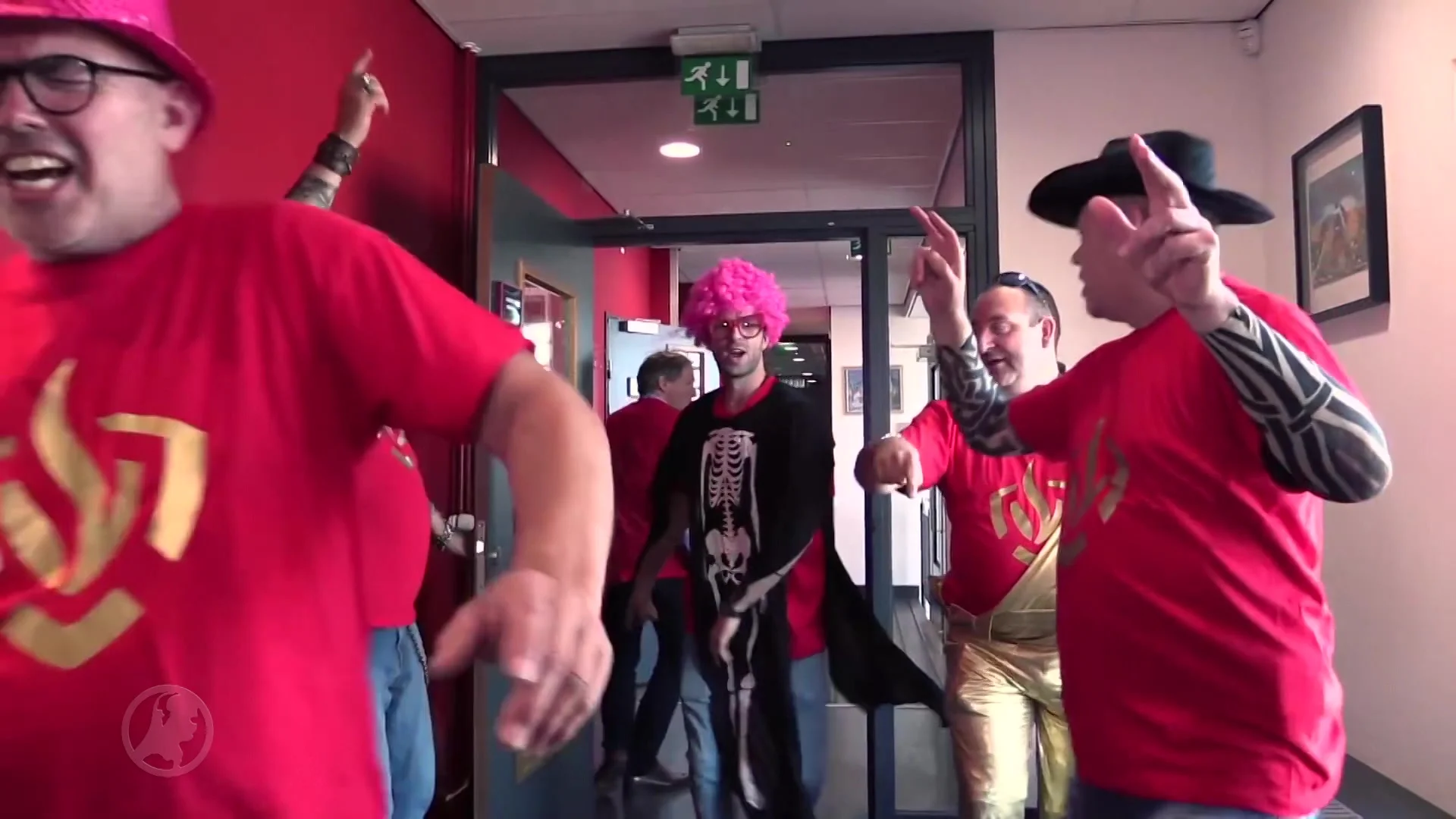 Spuitgasten maken videoclip om vrijwilligers te werven