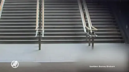 Zwartrijder mept conductrice (63) van achteren tegen de grond