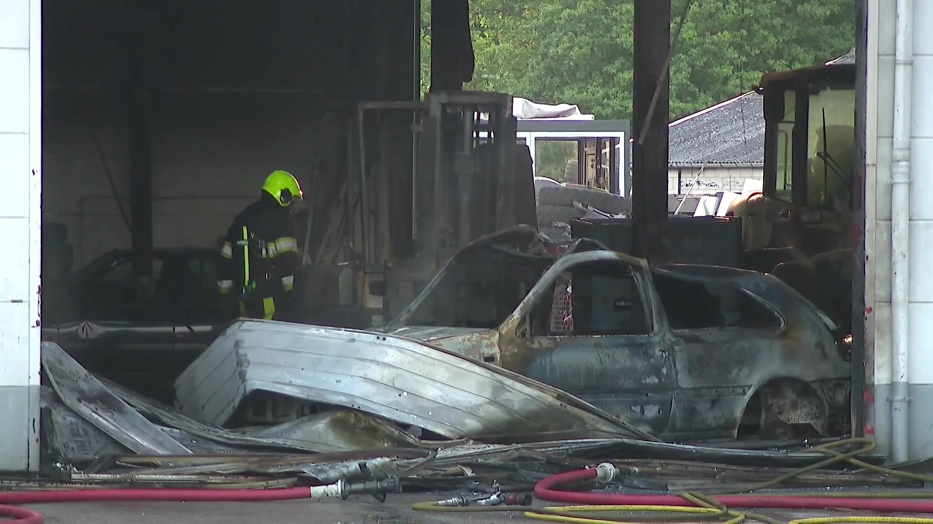 Zeer grote brand in loods met voertuigen in Venlo