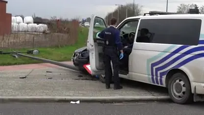 Belgische man rijdt onder invloed van drugs vijf agenten aan tijdens wilde politieachtervolging