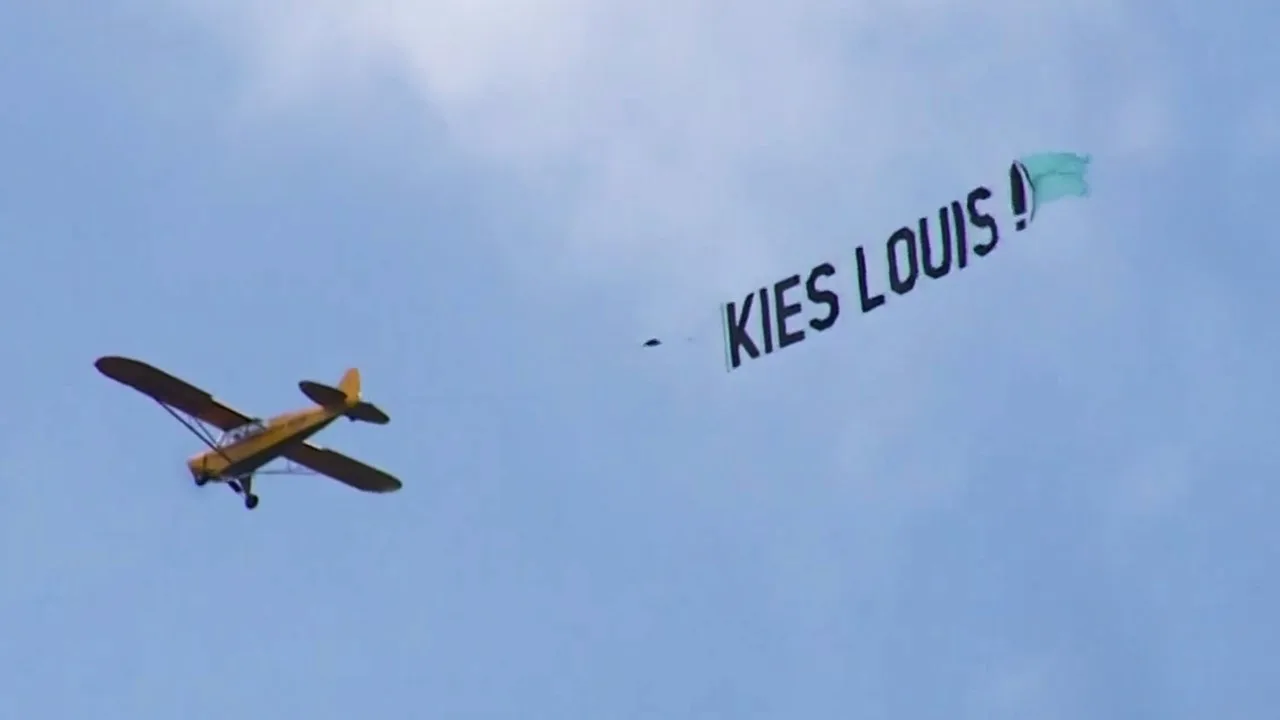 Opnieuw vliegtuigje van De Oranjezomer gespot: 'Kies Louis!'