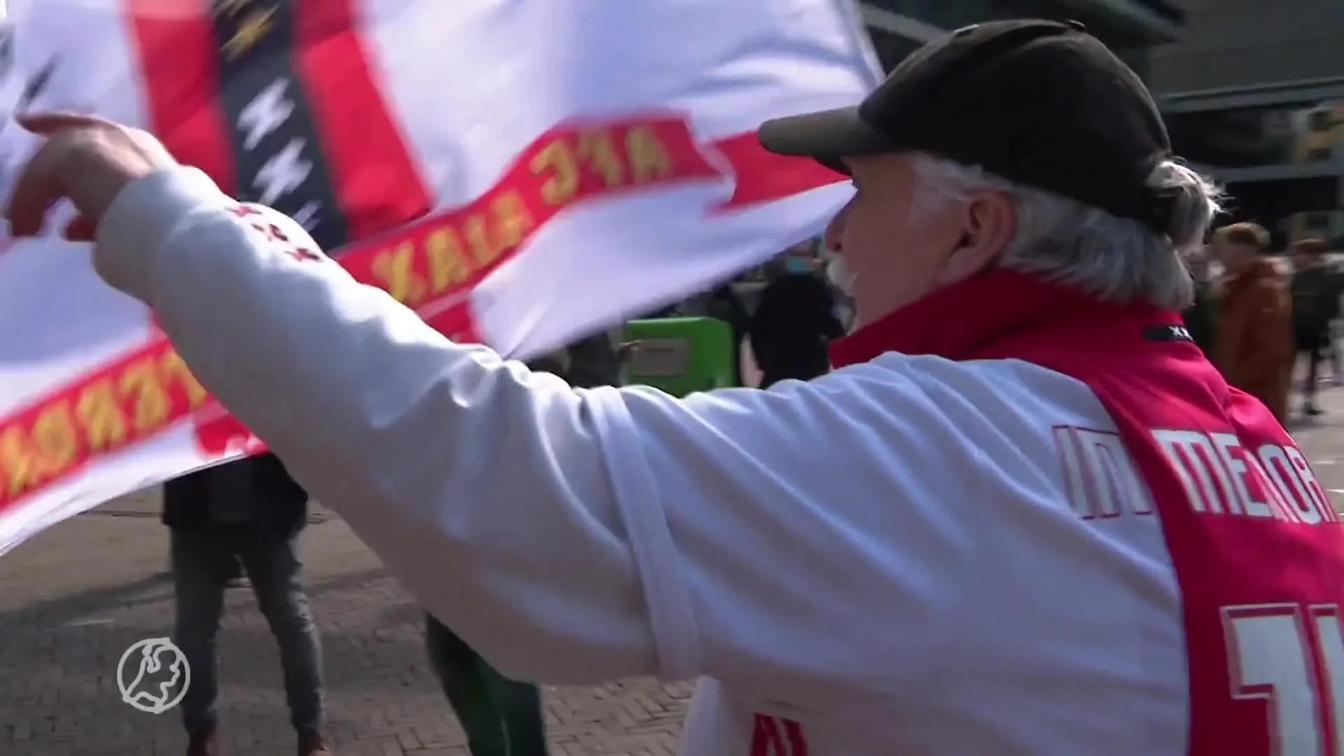 Honderden uitzinnige Ajax-supporters vieren officieus landska...