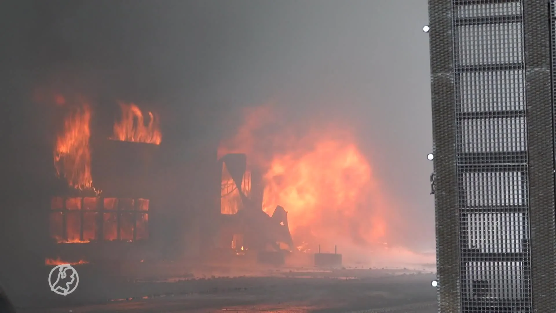 Eigenaar bedrijfspand Broek op Langedijk ziet bedrijf in vlam...