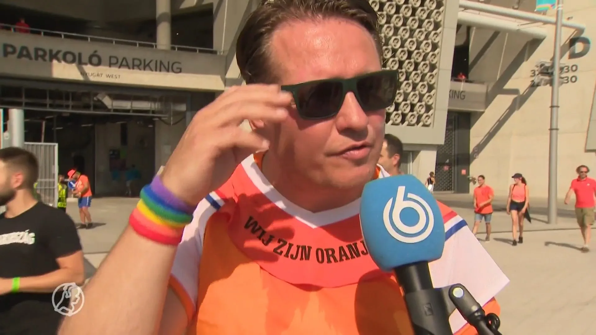 'Oranjefan de cel in om regenboogvlag'