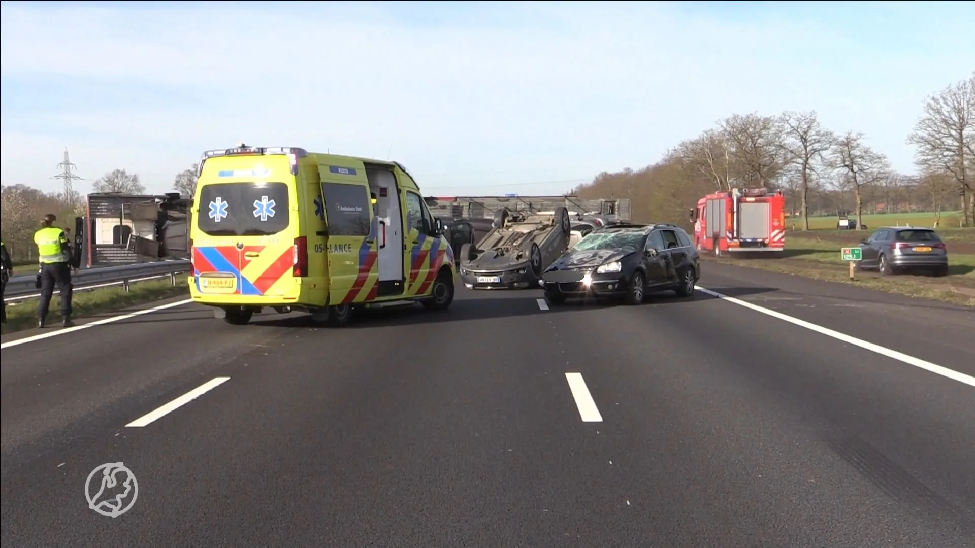 Vrachtwagen kantelt en verliest lading auto's op A1 bij Holte...