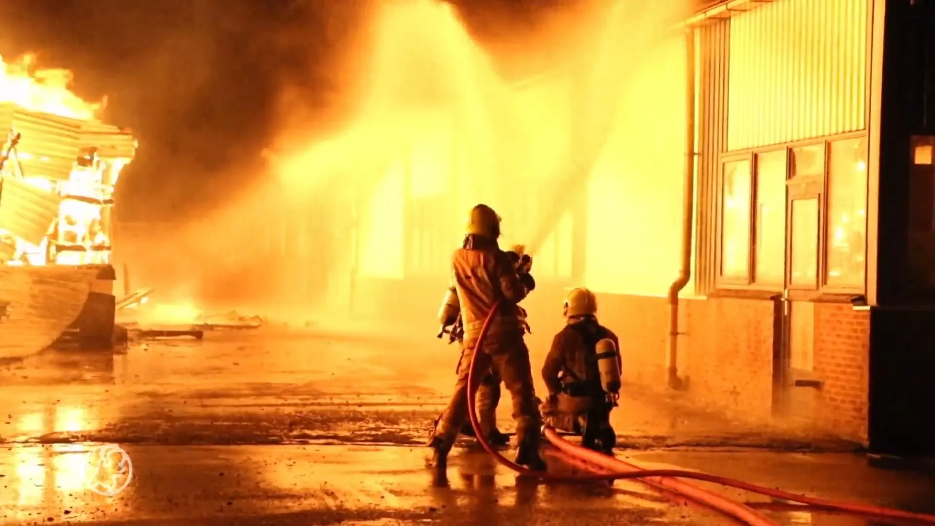 Vlammenzee legt houthandel Zuidland in de as