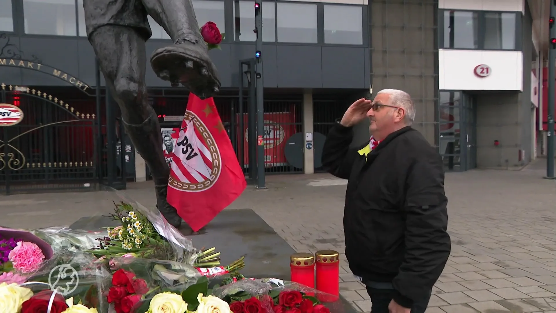 PSV-fans brengen laatste eer aan clubicoon Willy van der Kuij...