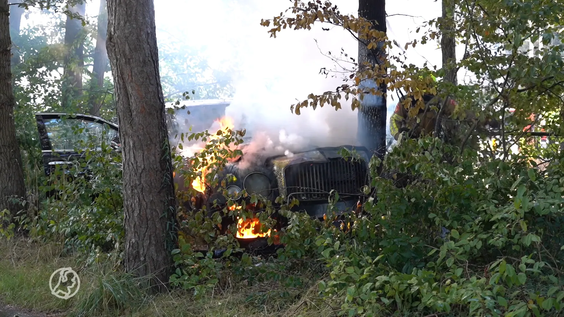 Peperdure Bentley van half miljoen vliegt uit bocht en vat vlam