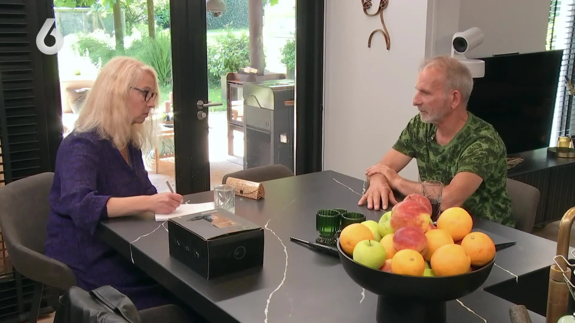 Johan Vlemmix en date Kiki maken boodschappenlijstje