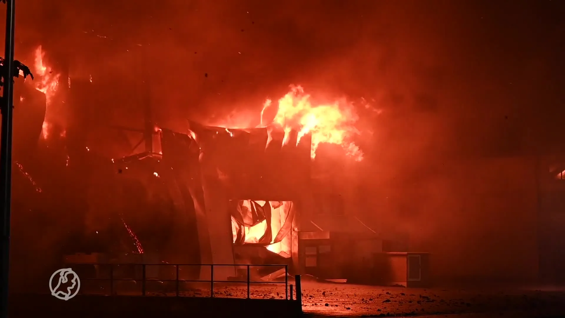 Grote brand in zadenhandel Moerkapelle, brandweerman gewond