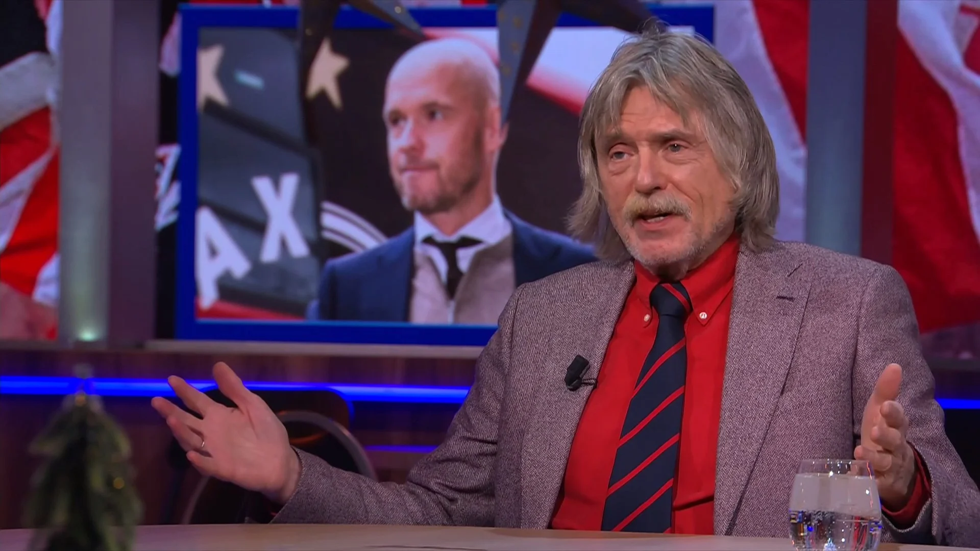 Johan ziet interview Ten Hag: 'Hij maakt zichzelf ongeloofwaa...