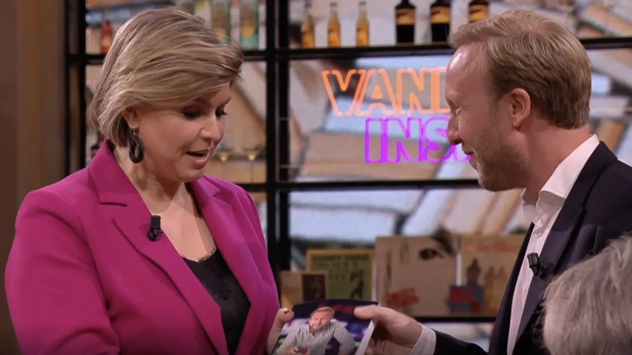 Raymond Mens overhandigt eerste exemplaar van nieuwe boek aan Angela de Jong