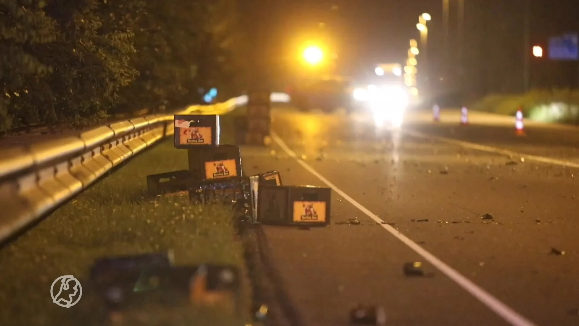 Vrachtwagen verliest tientallen bierkratten op A50 bij Lieren