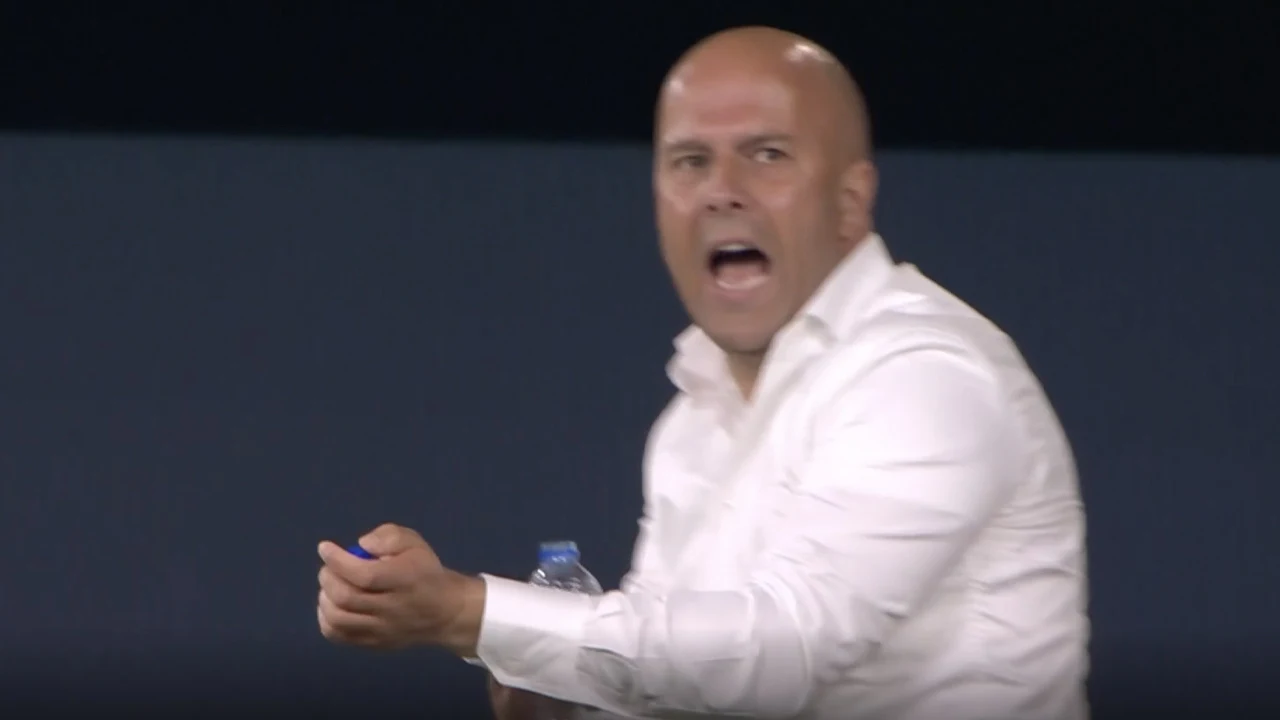 KANS: Feyenoord raakt de paal en krijgt geen penalty na vermeende handsbal