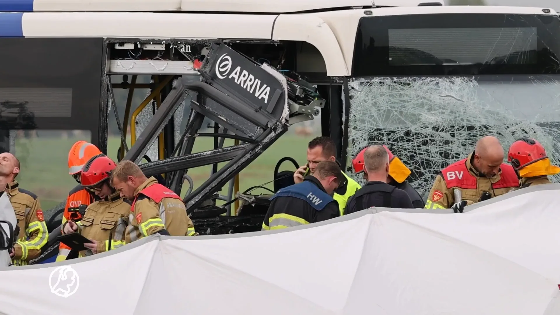 Ongeluk tussen bus en taxi in Berlikum: 14 gewonden, onder wie kinderen