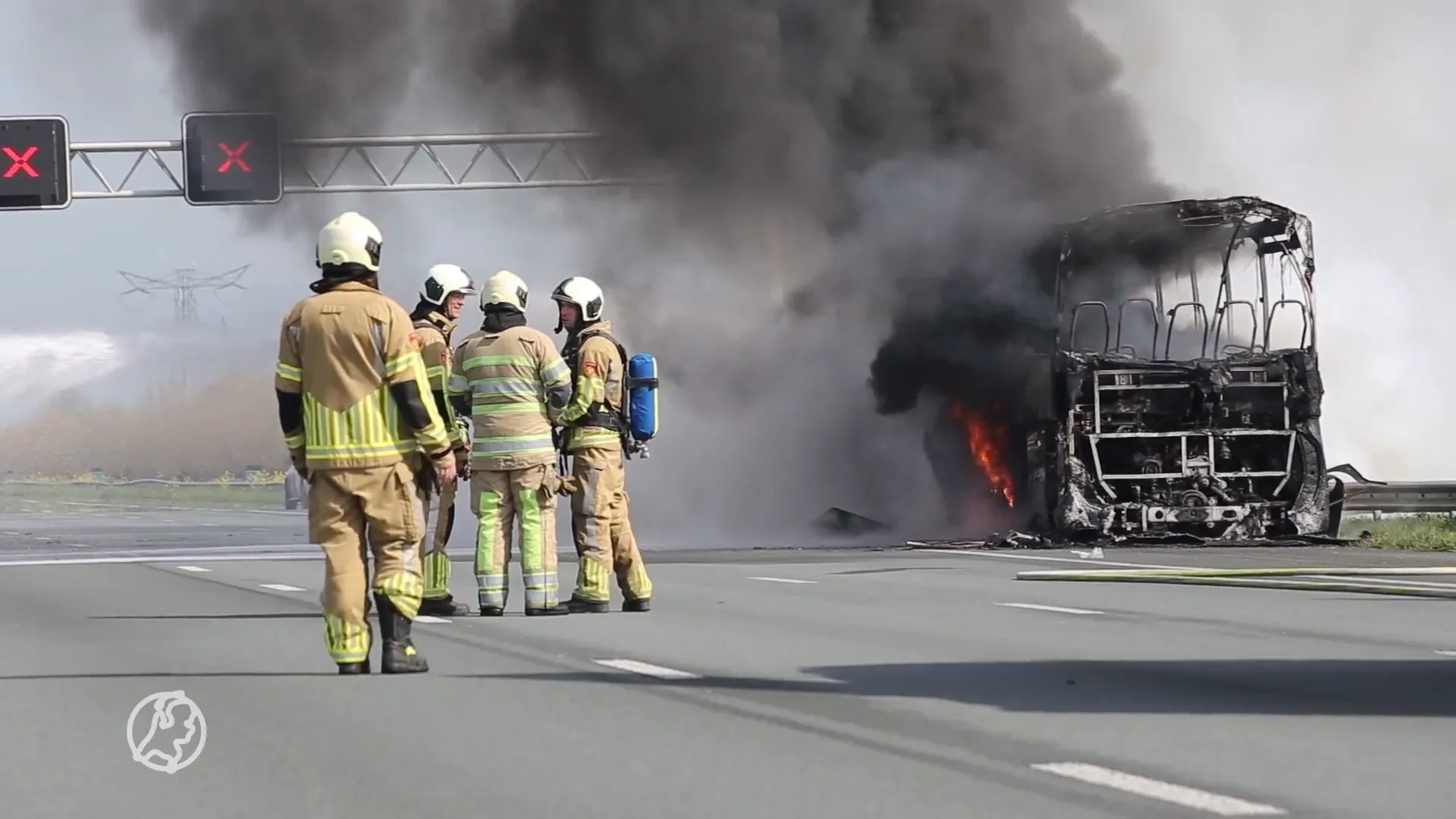 Touringcar gaat in vlammen op, A2 in beide richtingen dicht