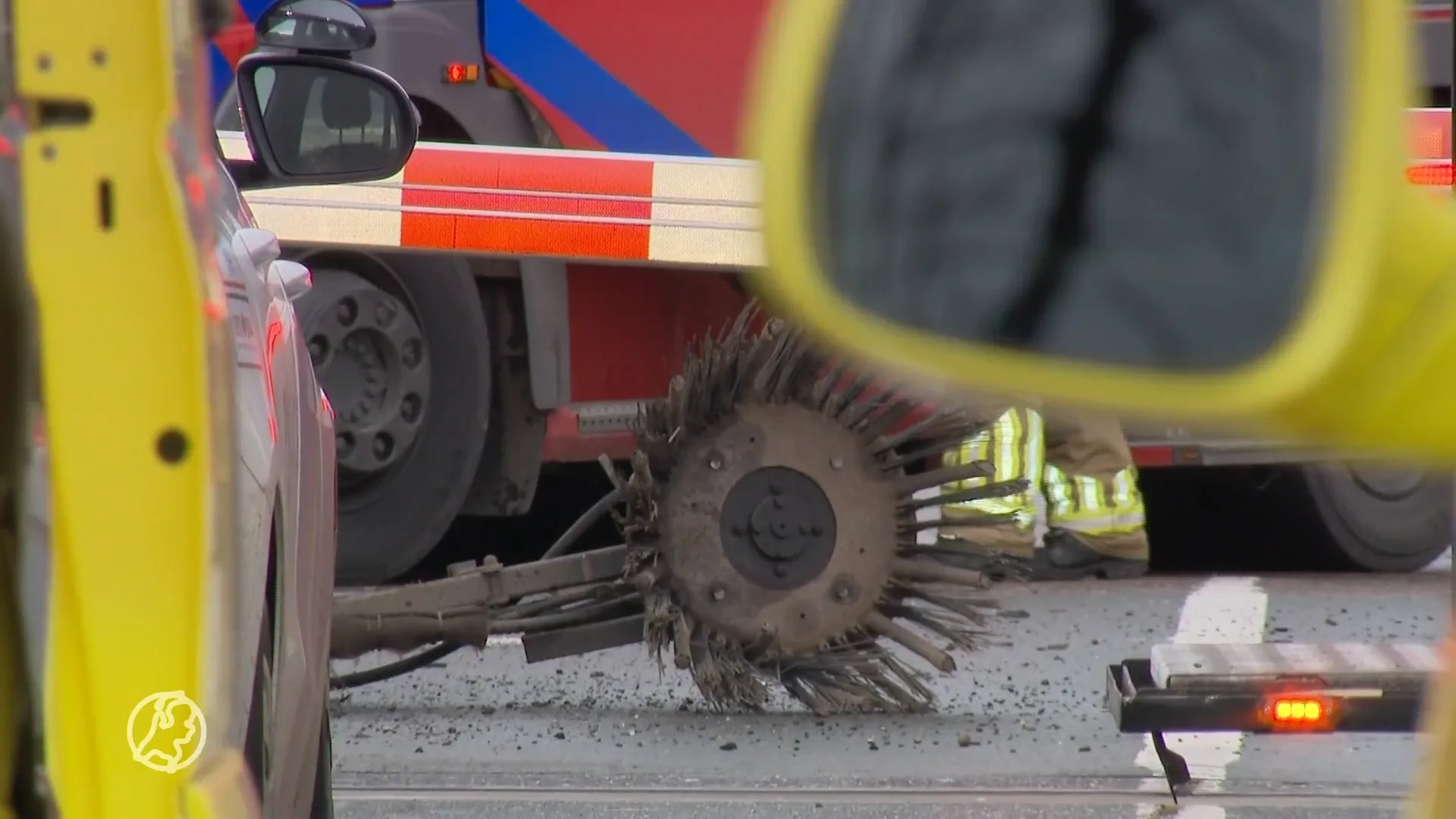 Trein ontspoord na botsing met veegwagen in Tienray, zeker één slachtoffer