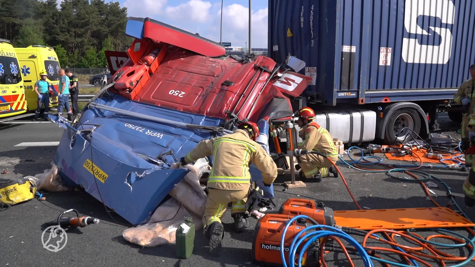 Zwaar vrachtwagenongeluk op A2 bij Leenderheide