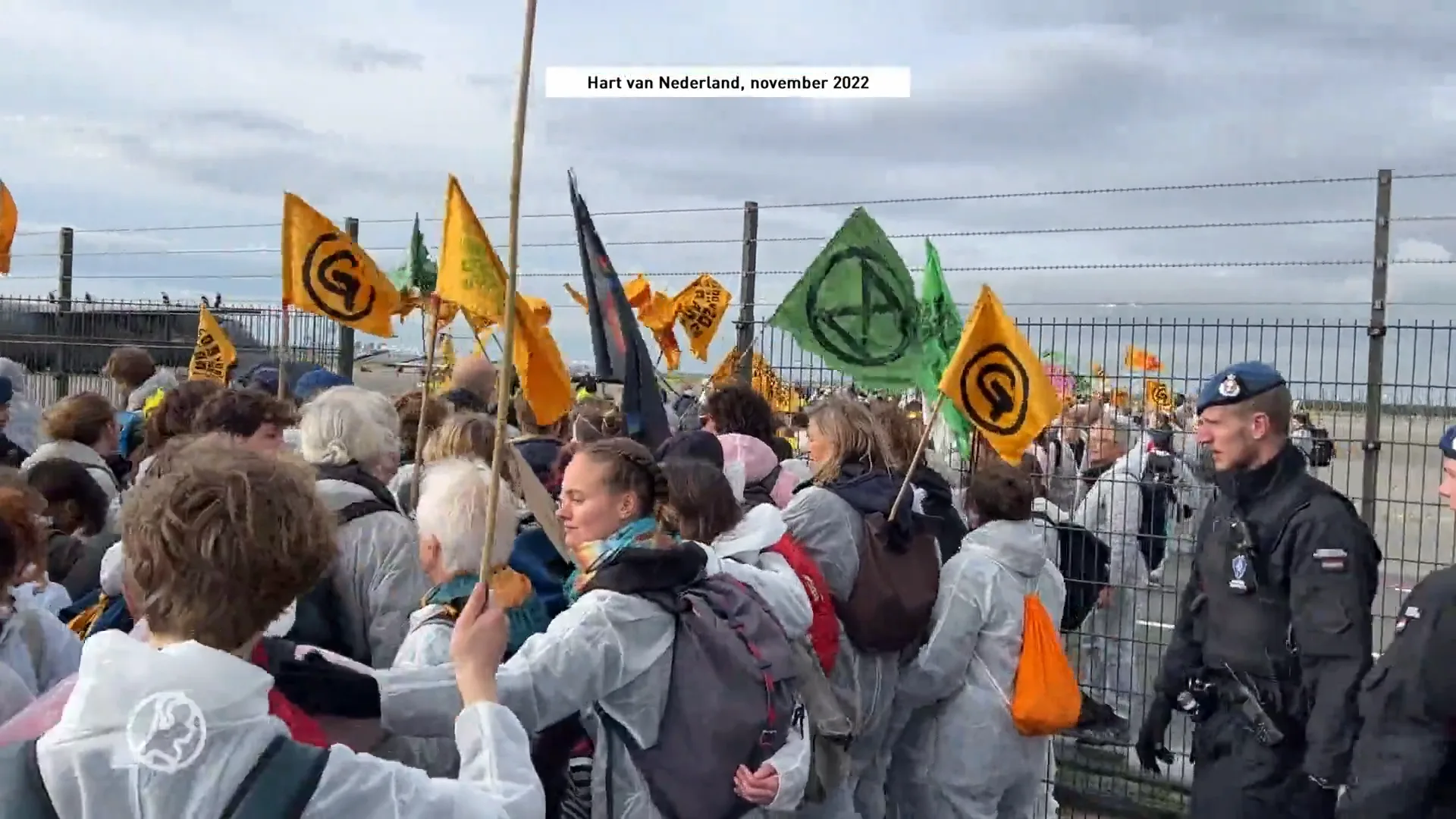 Extinction Rebellion voeren actie op Eindhoven Airport, reizigers gewaarschuwd