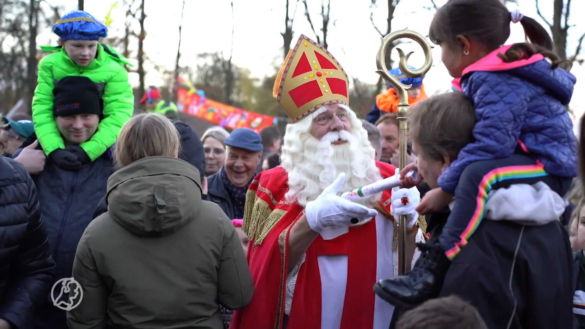Demonstranten laten van zich horen bij intocht Sinterklaas Slochteren