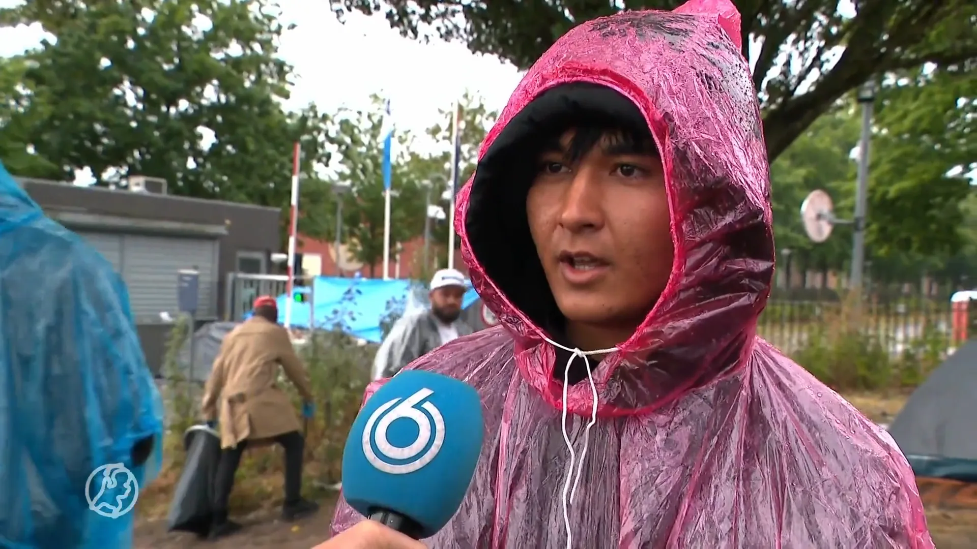 Hulpverleners delen poncho's uit aan asielzoekers in Ter Apel: 'Overheid faalt opnieuw'