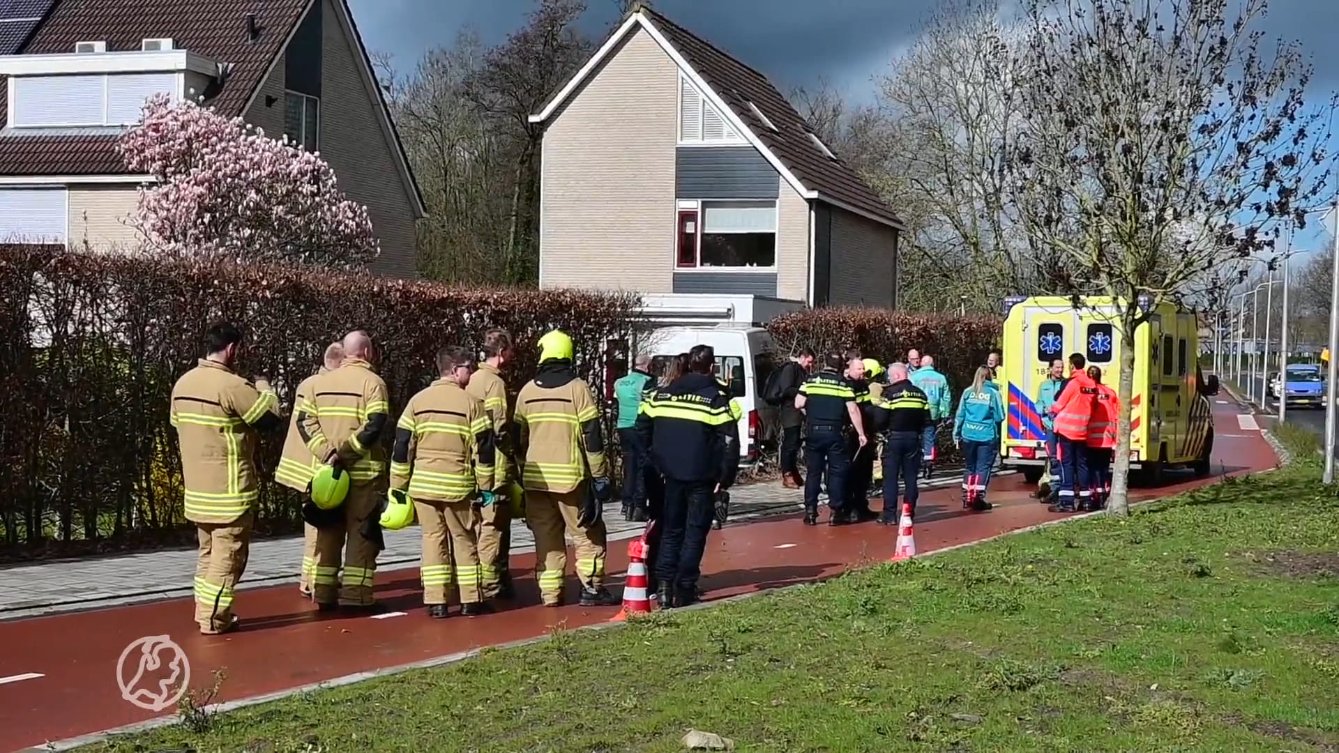 Taxibusje botst tegen gevel woning Sliedrecht