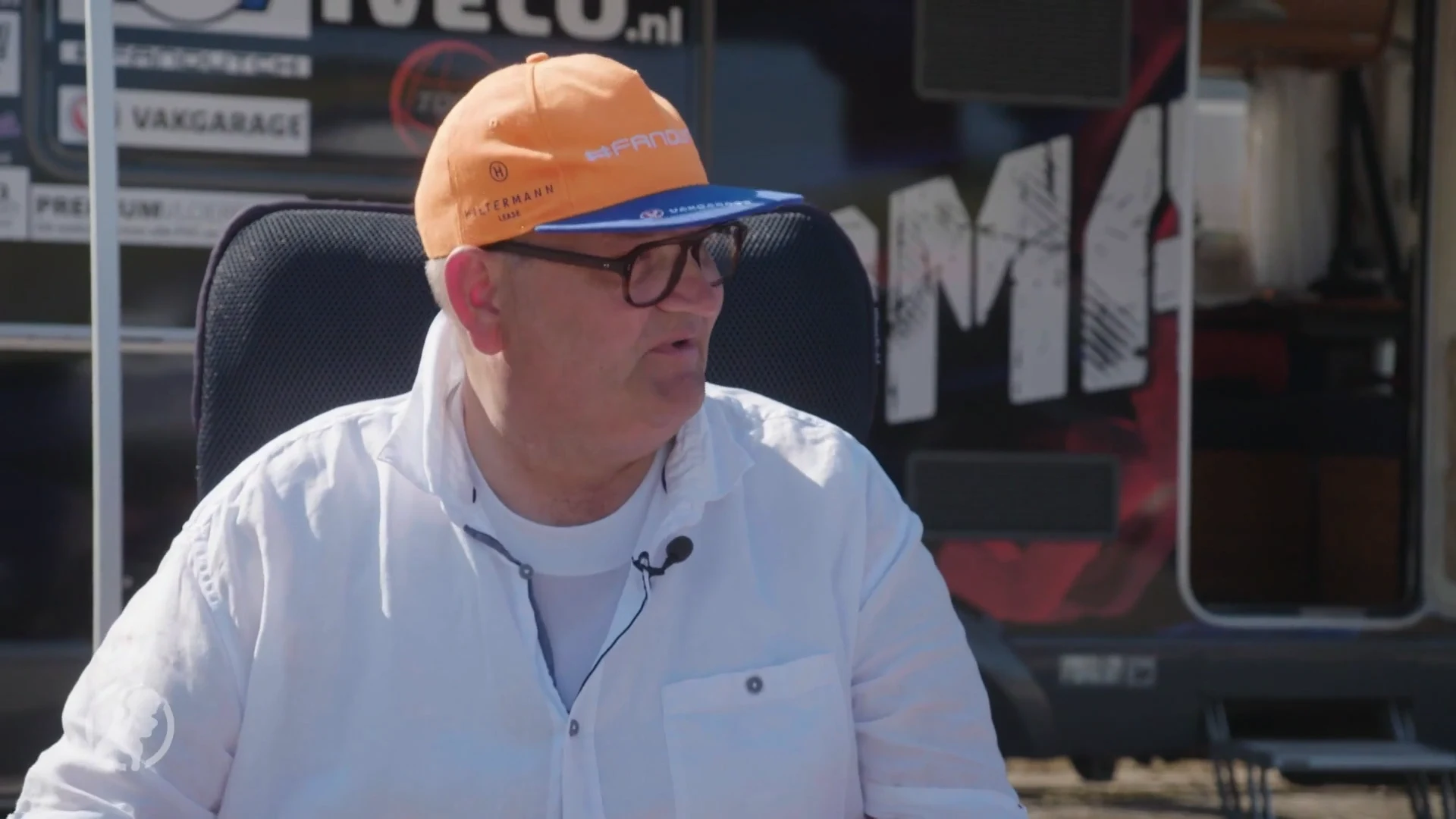 F1-fan Bas van Bodegraven reist heel Europa door om Max Verstappen aan te moedigen #GoMax