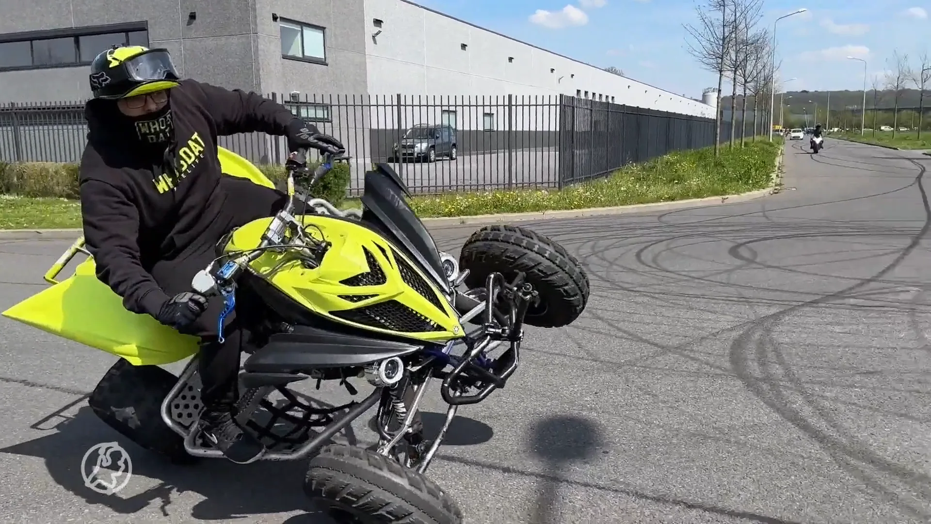 Politie grijpt in bij enorme illegale straatrace met motoren, quads en scooters in Maastricht