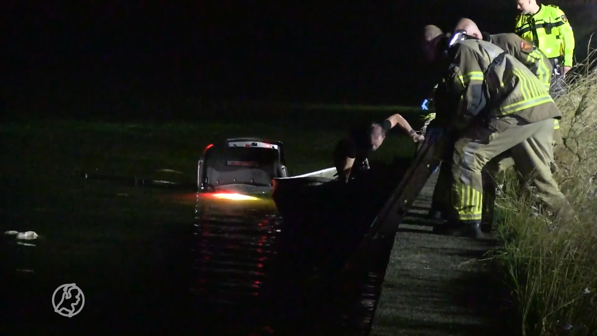 Man (21) overleden bij heftige botsing op N246, een inzittende nog steeds zoek