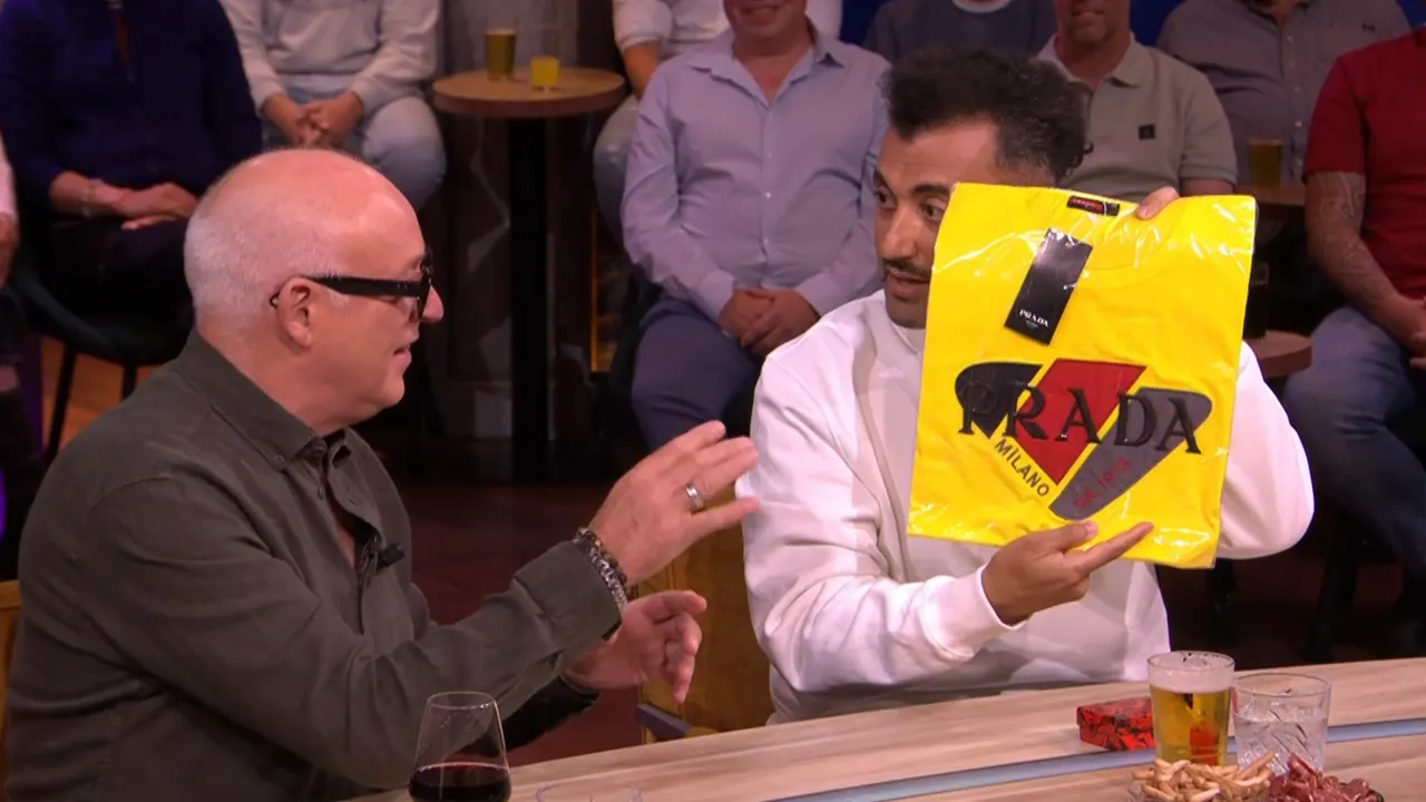 Eus verrast Johan en René met cadeautjes uit Turkije: 'Ahw, leuk man!'