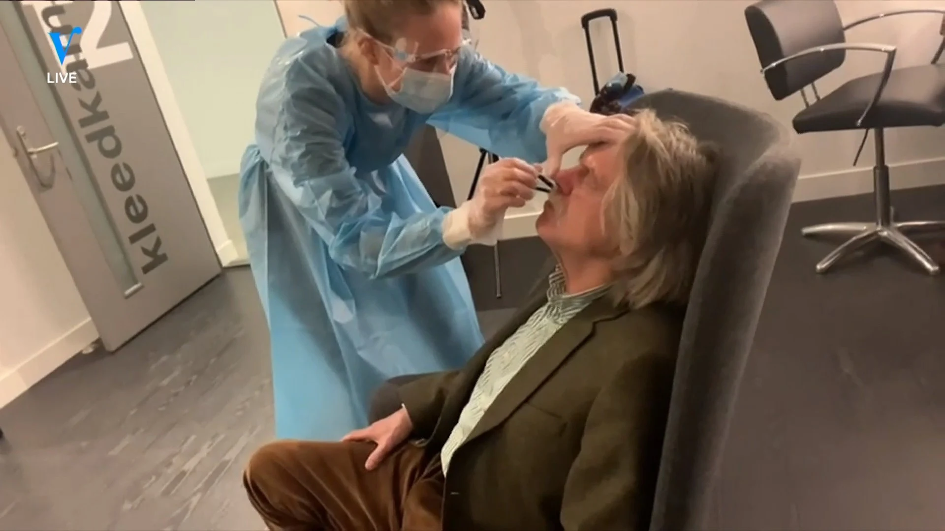 Beelden coronatest Johan uitgelekt: 'Ik wist niet dat ik gefi...