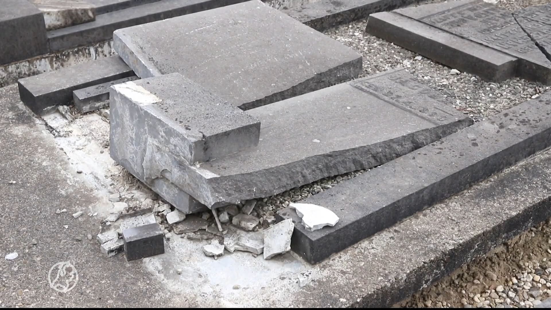 Vandalen vernielen tientallen grafstenen op begraafplaats Lienden