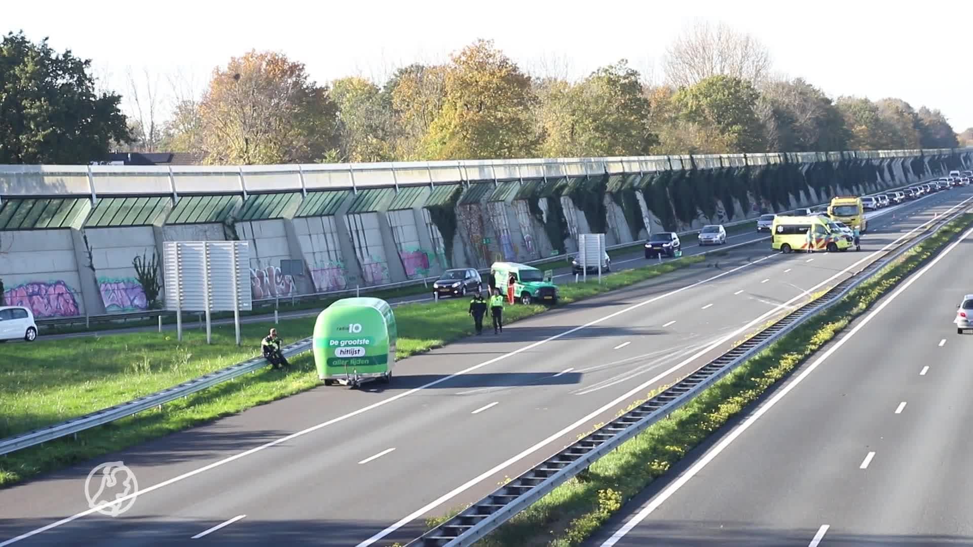Radio 10 ligt automobilisten dwars op A15 bij Tiel