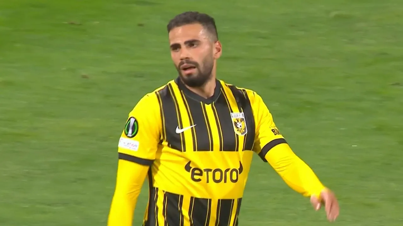 KANS: Tannane raakt de lat met heerlijke pegel van afstand