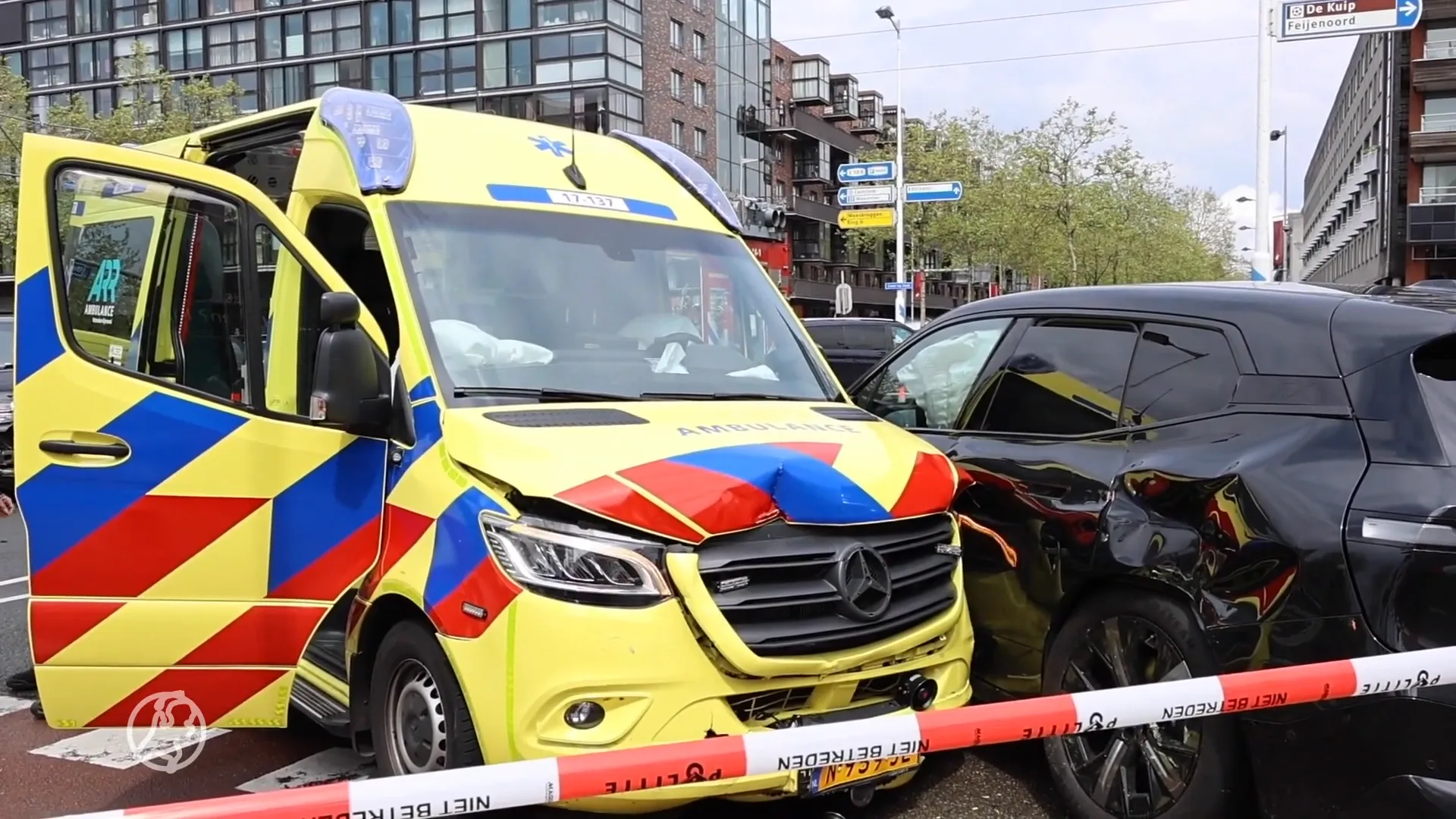 Ambulance met patiënt erin botst met twee auto's in Rotterdam