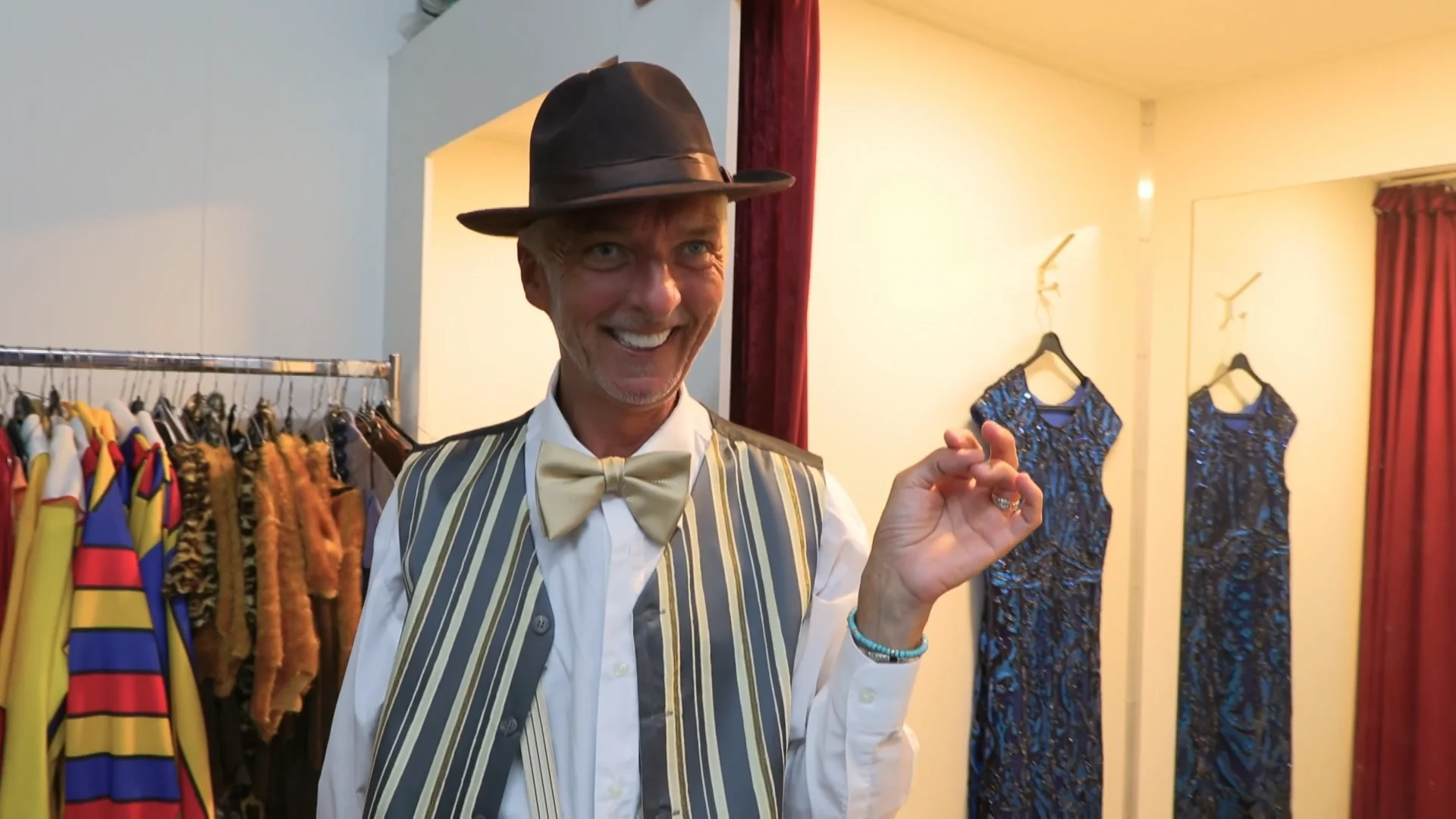 Martien kraakt kleding AF in kostuumwinkel!