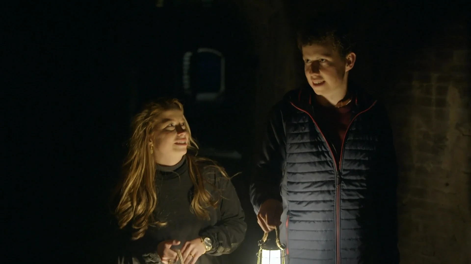 Slaat de vonk over tussen Chris en Tirza tijdens de spannende nachtelijke wandeling?