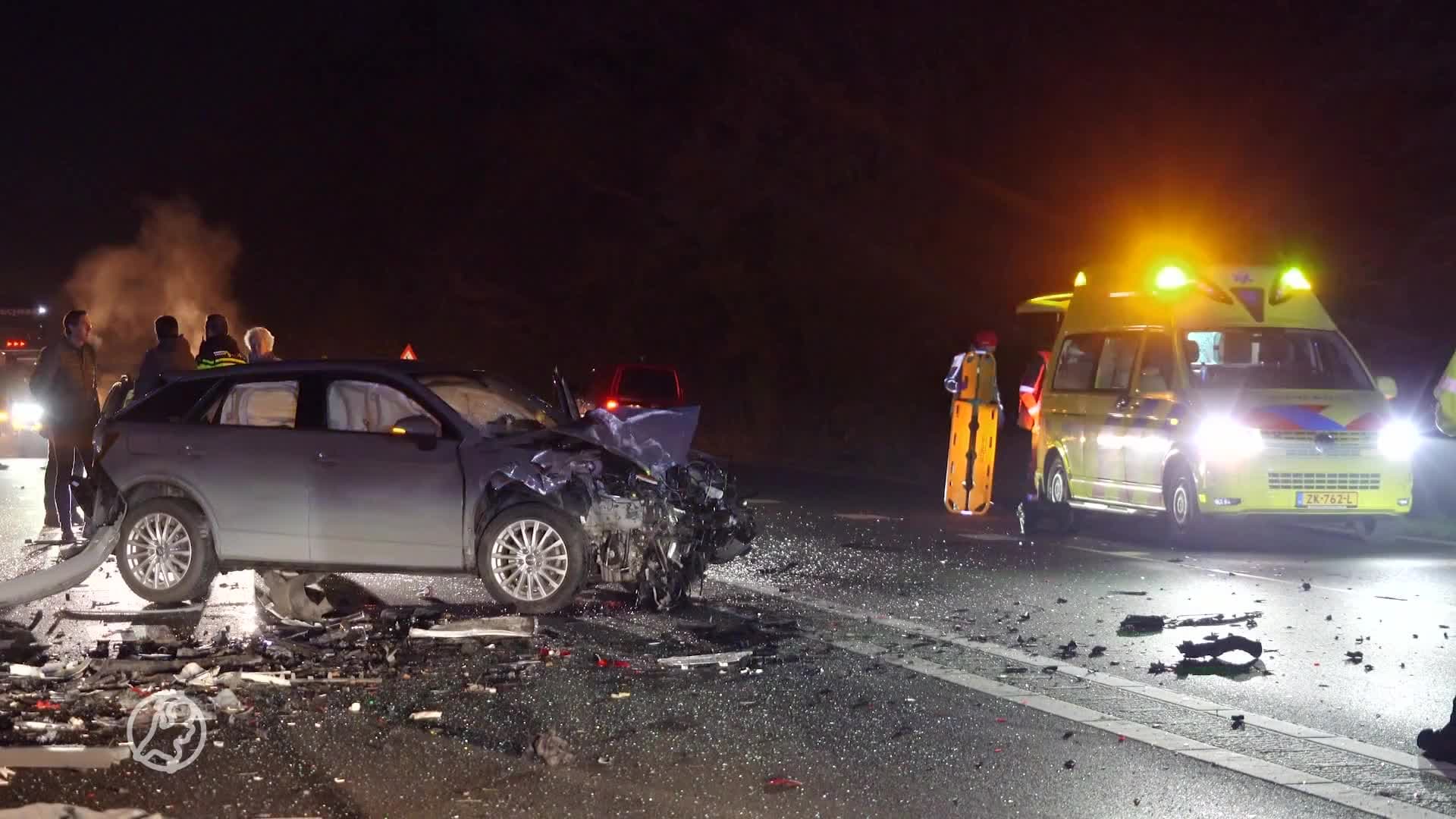 Dode en gewonde bij zwaar ongeluk met meerdere voertuigen op N34 bij Zuidlaren