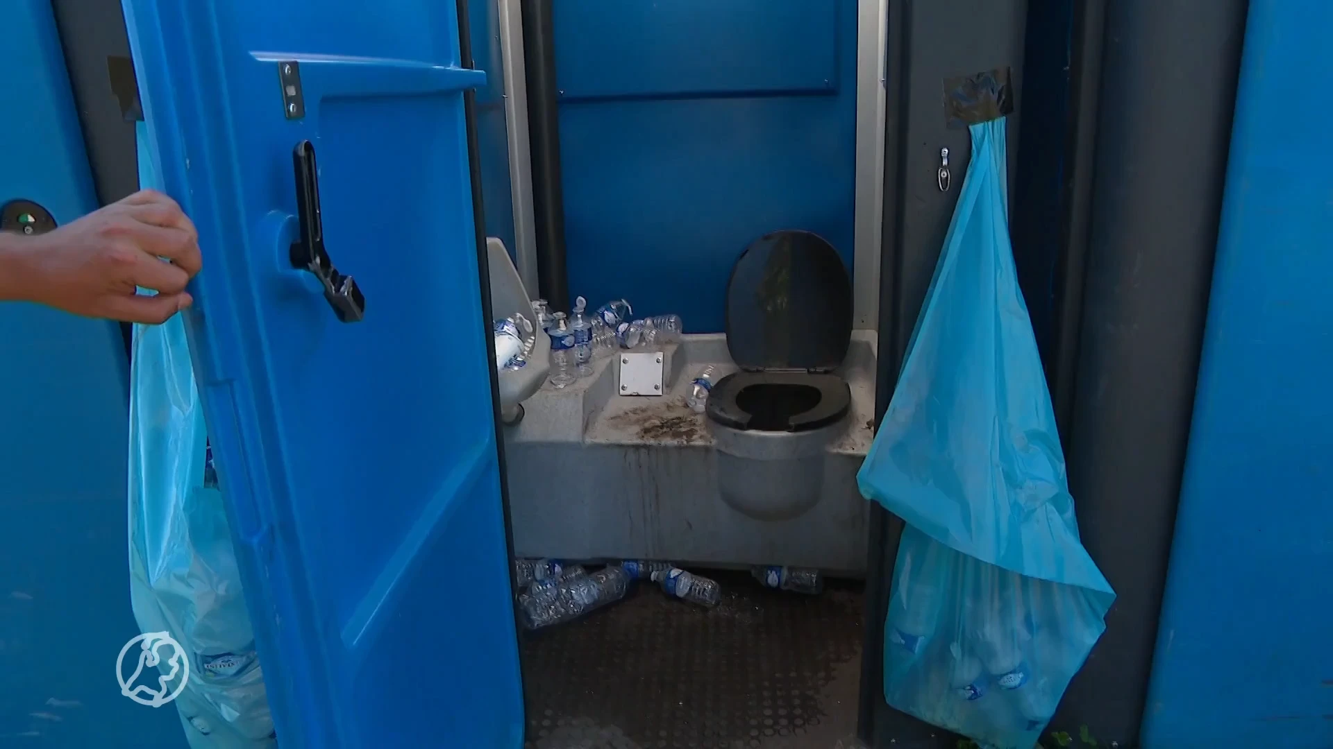 Honderden asielzoekers en slechts maar acht dixi's: hoe kan dit?