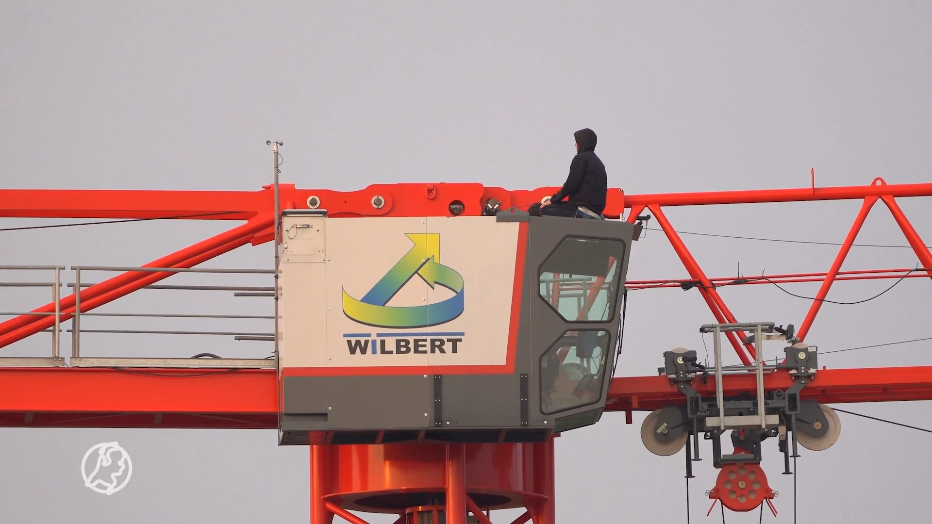 Persoon klimt in torenkraan op station Groningen, NS legt treinverkeer stil